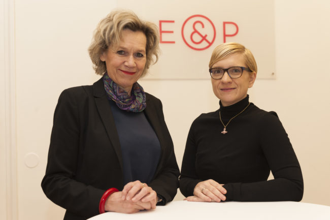 Viktoria Kickinger (Director's Channel) mit E&P-Geschäftsführerin Nicole Bäck-Knapp