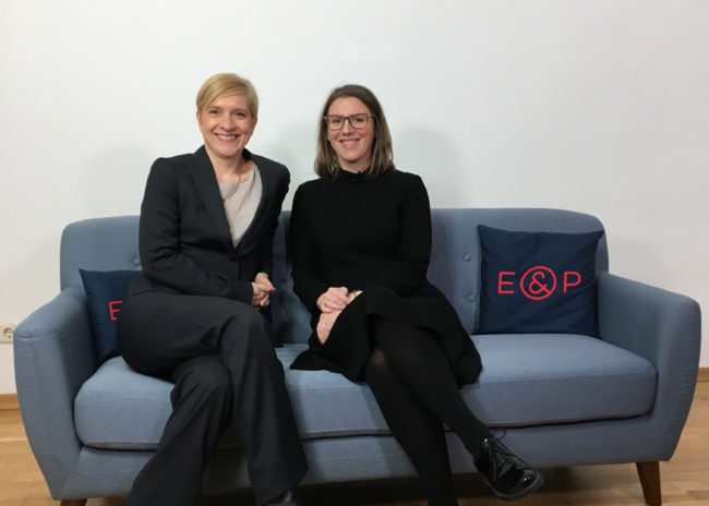 E&P Am Sofa: Nicole Bäck-Knapp mit Katharina Körber-Risak
